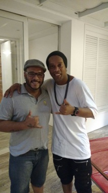 Ao lado de Ronaldinho Gaúcho quando tocava na residência dele