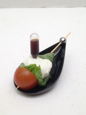 Pincho de ensalada caprese con pipeta con aderezo balsámico