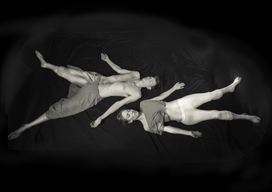 Se relaxer et intégrer les bienfaits du yoga en shavasana.