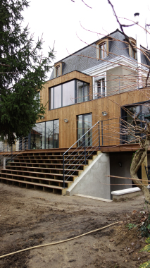 La terrasse orientée Nord Ouest offre une aire ensoleillée l’après midi et une connexion entre la maison et son jardin autrefois inexistante.
Le jardin bénéficie d'un accès direct et fonctionnel au RdC et au sous sol.