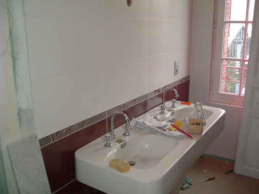 Salle de bains rénové en conservant le lavabo existant