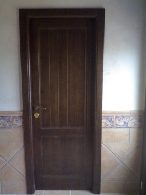 puerta de paso maciza de duelas color nogal