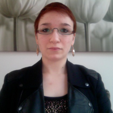 Céline, Étudiante, Aime Rendre Des Services.