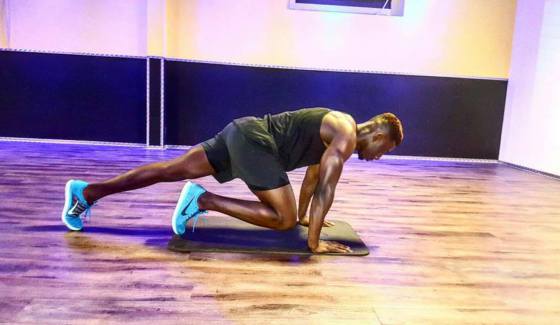 MOUTAIN CLIMBER: Exercice de gainage dynamique permettant  de travailler les membres inférieurs et la sangle abdominale.
Cet exercice est idéal pour cibler les ados (partie basse) tout en travaillant la partie profonde des abdominaux (transverse) pour un ventre plat.