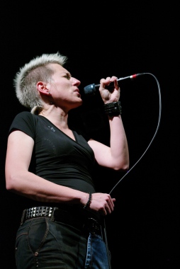Rose, chanteuse du groupe Ephedryne.