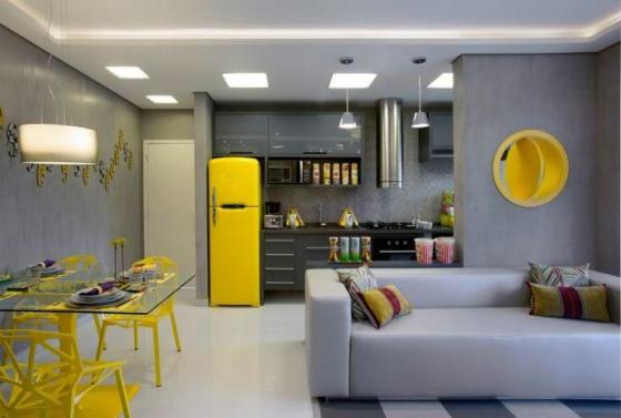Cimento Queimado  nas paredes com decoração  amarela 