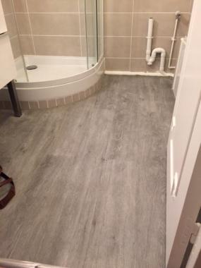 revêtement au sol PVC imitation parquet conçu pour salle de bain