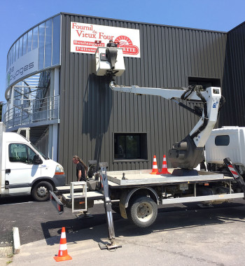 Pose de signalétique façade.