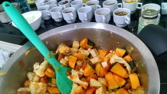 Umas das preparações do curso: Curry de legumes e suas especiarias.
