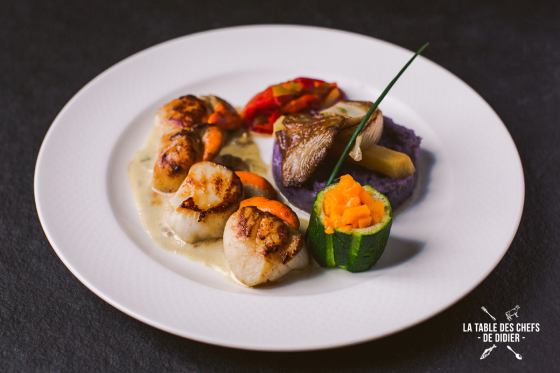 Noix de Saint Jacques braisées, purée vitelotte , courgette, crème aux coques.