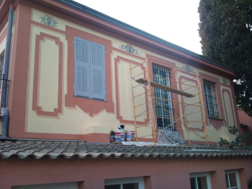 Réfection des décors de façade.
Frises et persienne en trompe l'oeil.