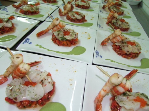 Carpaccio de St-Jacques, crevettes, sur tartare de tomates