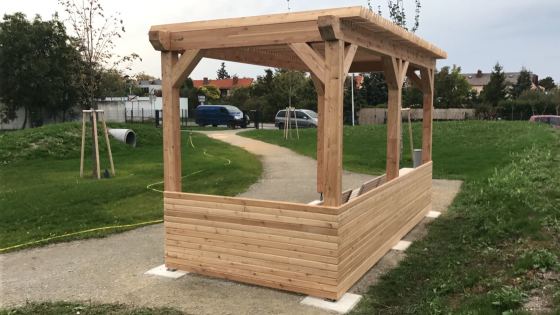 Pergola mit Sonnen- u Windschutz aus Lärchenholz