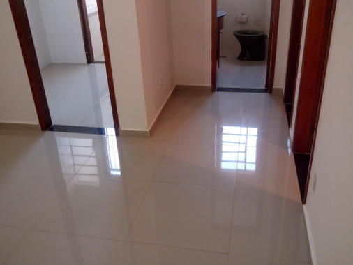Instalação de revestimento porcelanato.