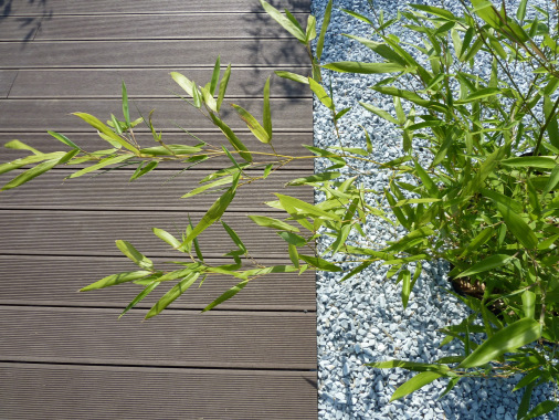 Terrasse bois, gravillons et bambous