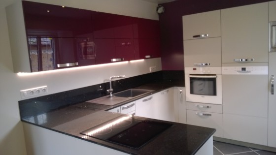 cuisine laquée gris mat et aubergine brillant, plan de travail en quartz