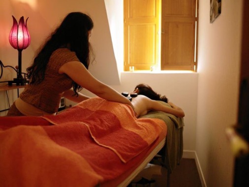 Massage aux pierres chaudes et huiles chaudes 90mn/75€
Des bienfaits pour l’esprit mais aussi pour le corps puisque la chaleur diffusée par les pierres a un effet drainant. En activant la circulation lymphatique, le modelage aux pierres chaudes détoxifie l’organisme et l’aide à éliminer. 
L'alliance de la chaleur et de la pression des galets sur le corps procure une qualité de relaxation exceptionnelle, ce massage tel que pratiqué est unique sur Tours.
Ce classique des modelages Européens a été revisité techniquement par Somrudee  et devient un massage de grande qualité,