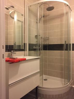 fin de chantier, pose faïence, installation douche avec porte coulissante, et meuble vasque.