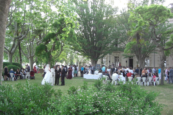 Apéritif dans le parc au Domaine de la Tour à Nébian