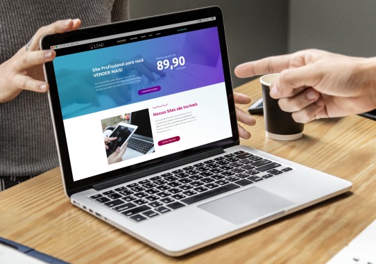 Search e Benchmark - Pesquisa tendo como base o usuário e o mercado, analisando concorrentes diretos e indiretos.     Storyboard - Documento que mostra todos os passos da jornada atual e futura do usuário através de seus site ou aplicativo..     Wireframe estático - Traz as definições de blocos e hierarquia de informações de uma jornada de usuário, servirá como estrutura base para o desenvolvimento do protótipo..     Guia de estilos - Padronização de elementos, icones, cores, botões e ações.     Protótipo navegável de alta fidelidade - Simulação da jornada do usuário e detalhamento das funcionalidades.  ​  ​  ​  Metodologias  ​  Através das principais metodologia do UX, Design Thinking e Design Sprint, procuro desenvolver meus projetos, pensando sempre com a "cabeça do usuário", a empatia é de extrema importancia em todo o processo, pois as minhas ideias ou a suas nem sempre são realmente o que o seu usuário pensa.