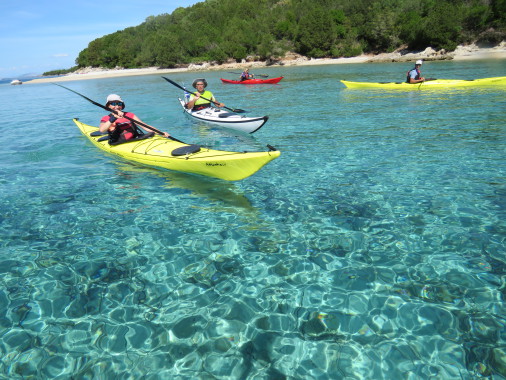 Stage kayak de mer Corfou et Grèce . 
Randonnées en kayak de mer pour débutants et pagayeurs confirmées. Les Calanques, Corse, Sardaigne, Elbe, la Grèce
sont des destinations de rêves pour ce moyen de transport écologique !