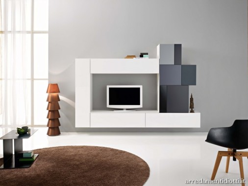 Home em branco e cinza.