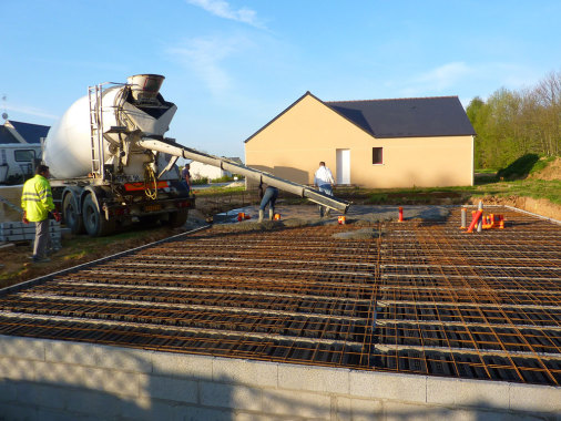 L' EQUIPE COULE  UNE DALLE BETON SUR UN  PLANCHER
PORTEUR ISOLE