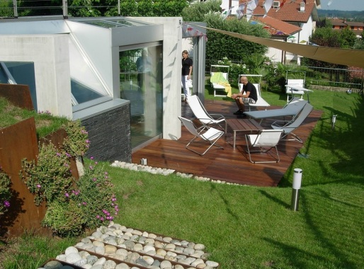 ampliamento con formazione di una piscina coperta da 'serra solare'..