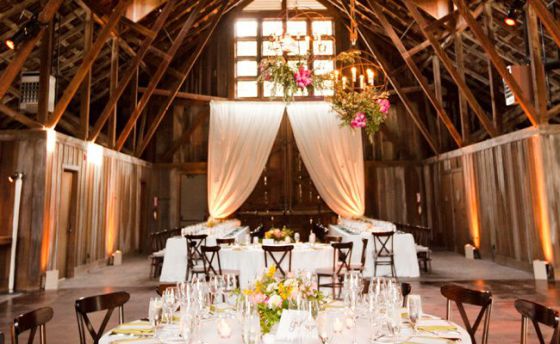 Mise en lumière d'une salle de mariage