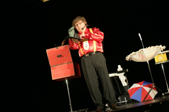 Numéro original de ventriloquie qui mélange la magie.
Un spectacle adaptable pour tout public.
Jouable dans toute les conditions.