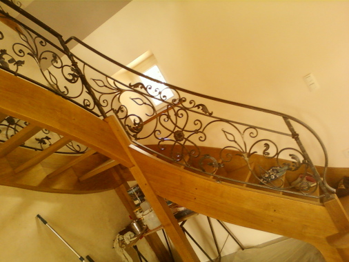escalier en chene garde corps en fer forgé fait par le client