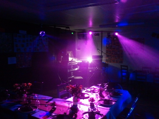 Eclairage tamisé dans une salle bas de plafond ou le pont de lumière est impossible à mettre en place