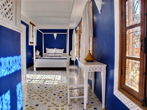 Maison d'hôtes au Maroc :
Chambre Indigo.
Decoraration, design des motifs sols en zelliges et du mobilier.
Réalisation par des artisans locaux.
