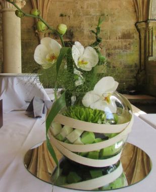 Composition florale dans verrerie ronde