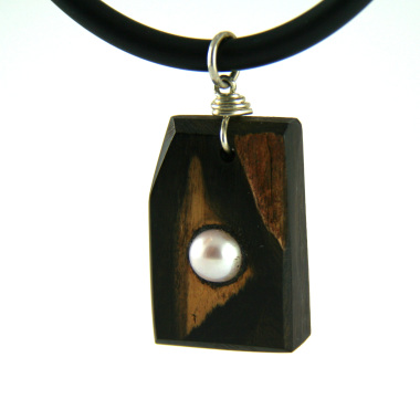 Collier en bois précieux et perle de culture http.