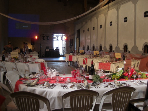 Repas dans le petit chai au Domaine de la Tour à Nébian