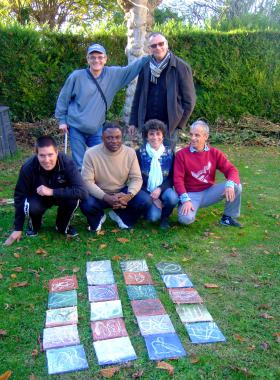 atelier hebdomadaire avec le Groupe d'Entraide Mutuelle d'Auch : une rencontre et un partage de techniques céramiques et picturales dans le cadre de projets collectifs