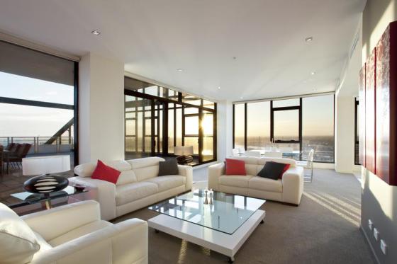 Salon clair et rustique moderne