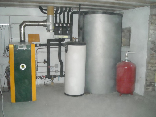 Système chauffage biomasse bûches semi-automatique à triple circuits ; radiateurs, sol chauffant basse température et production d' eau chaude sanitaire. Usage domestique, un à deux chargement par 24 heures suivant les conditions climatique.
