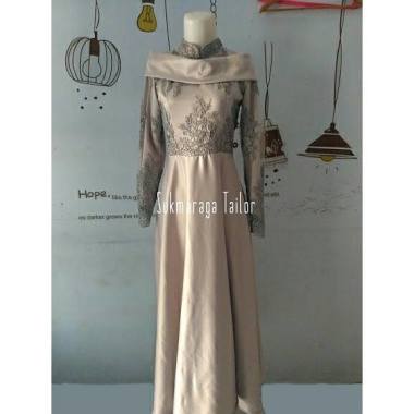 Nah , gaun ini adalah gaun akad nikah mbak Rizka . Beliau pinter banget milih model nya . Cuma butuh brukat sama kain satin . And it's looking wow.