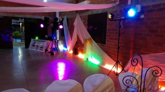 BODA casi Todo el montaje fueron alrededor de 15 Luces y en total son 20 y medio Sonido (el pequeño) Profesional 1000 wattios reales para 200 personas...