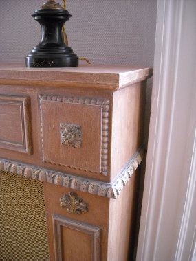 cheminée cache radiateur avec moulures et patines pour un style classique-chic.