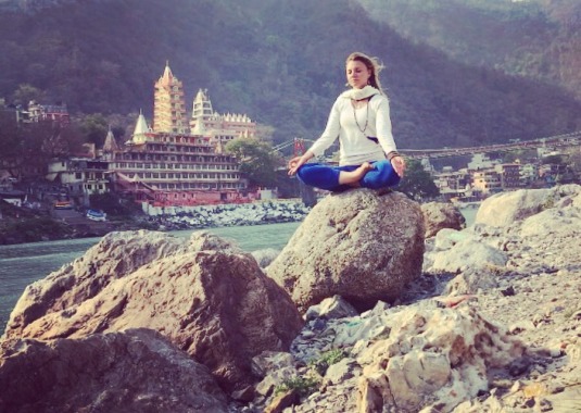 La méditation à Rishikesh au bord de Rivière Ganga en Inde