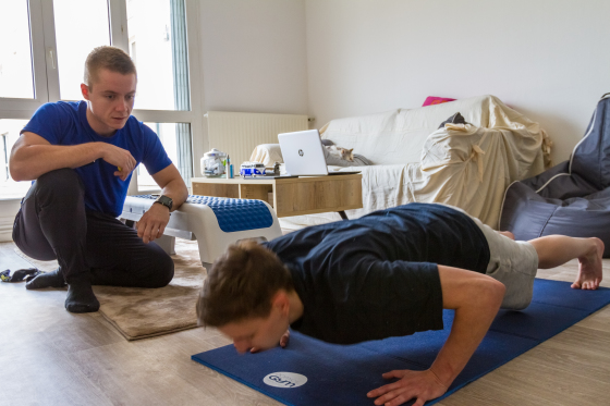 Test d'extensions de bras compris dans l'évaluation initiale des capacités physiques.