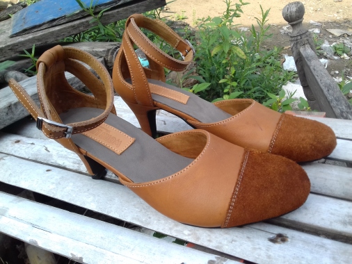 Warna dan modelnya  yang elegant sangat cocok bagi anda yang suka tampil modis, juga cocok untuk dipakai acara pesta. Mix antara kulit bagian luar dan kulit bagian dalam membuat sepatu ini cukup keren.

Bahan : Terbuat dari kulit sapi asli 100%. kulit dengan kwalitas ekspor.

Diskripsi : Handmade

Ukuran :36, 37, 38, 39, 40

Warna : Coklat

Jenis Kulit : Box

Garansi : 3 Bulan

Harga : Rp399.900

http://www.worklifeshoes.com/