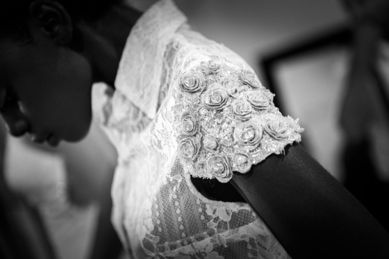 Detalle de traje de novia. Presentación en desfile.
