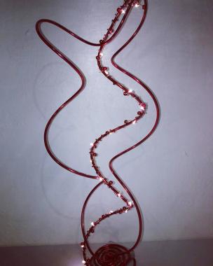 Création luminaire en fil d'aluminium rouge