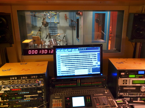 De la régie avec son logiciel d'enregistrement , vue sur le studio avec batterie