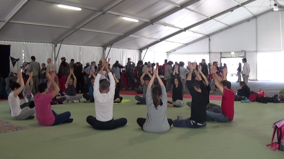 Lezione di Atman Yoga in gruppo. Meditazione per il chakra del cuore.