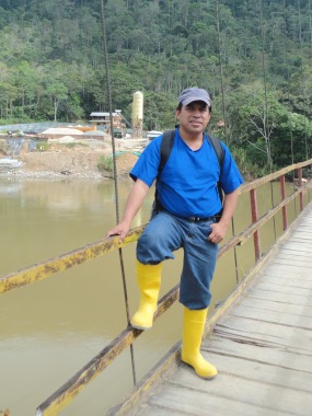 Recorrido sobre el puente colgante del rio Zamora 